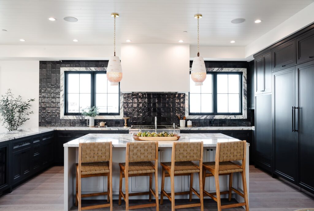 island seating/dining area